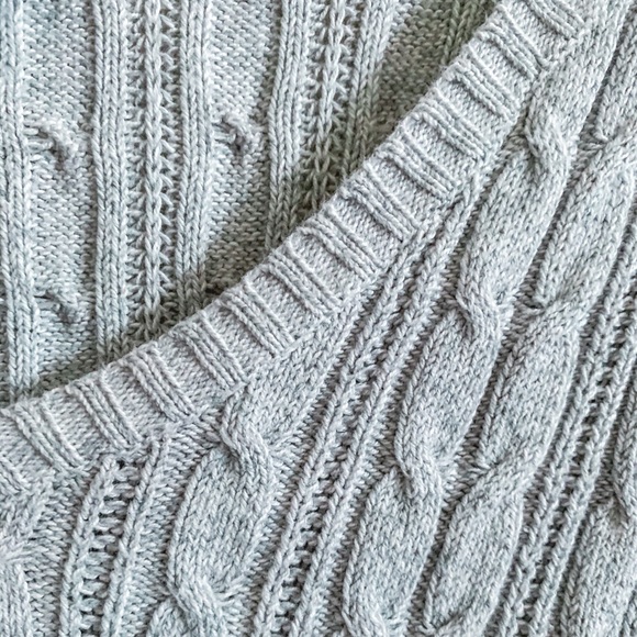 Gray cable-knit v-neck sweater - Picture 3 of 4